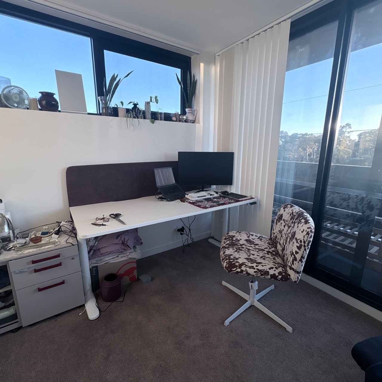 ooo lalala shes so yum and modern! who wouldn't want to work from here!